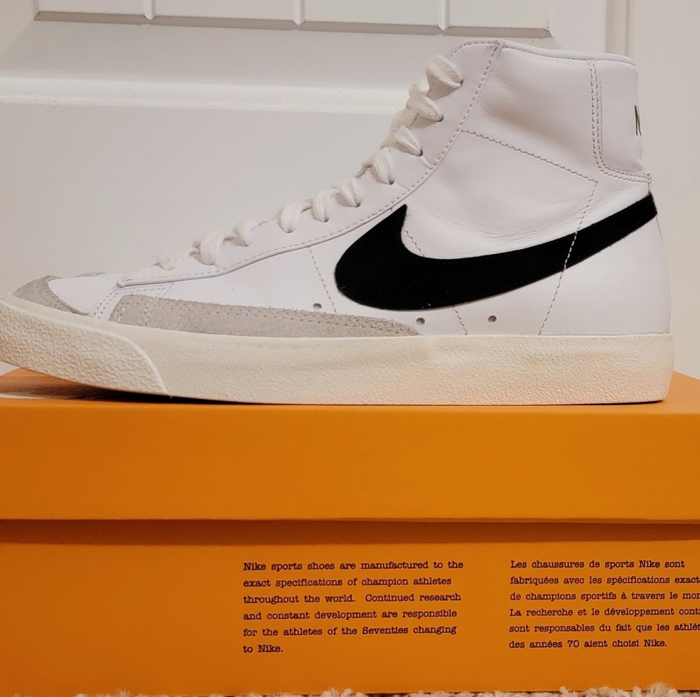Nike Blazer Mid 77 Shoes (Women's 10, Men's 8.5)